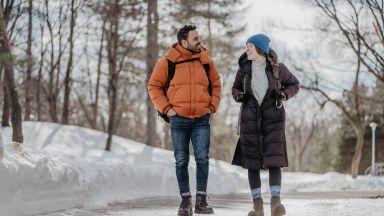 un étudiant et une étudiante marchent dans la neige