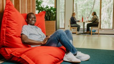 étudiant souriant en train de relaxer