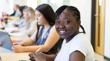 une étudiante souriante