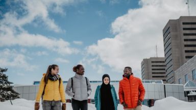 étudiants dans l'hiver