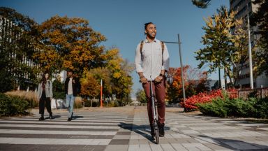 étudiant en trotinette