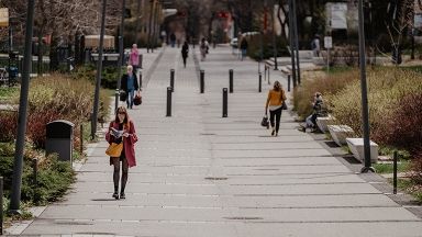 pietons sur la promenade des cent associes de l'Université Laval