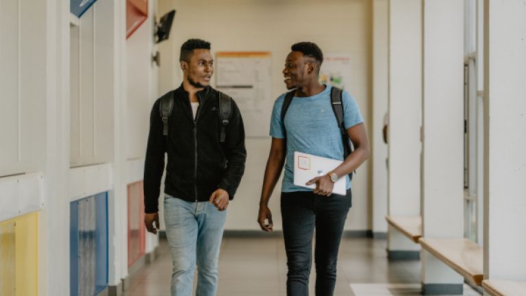 deux étudiants marchent dans le couloir