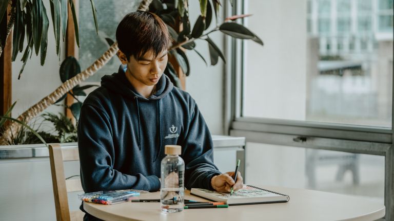 étudiant en train de dessiner