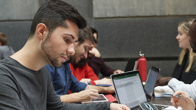 étudiant qui rédigent