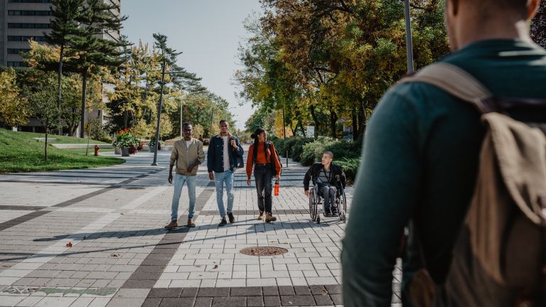 Des étudiants marchent