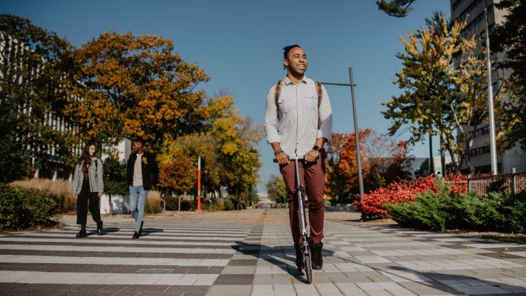 étudiant en trotinette