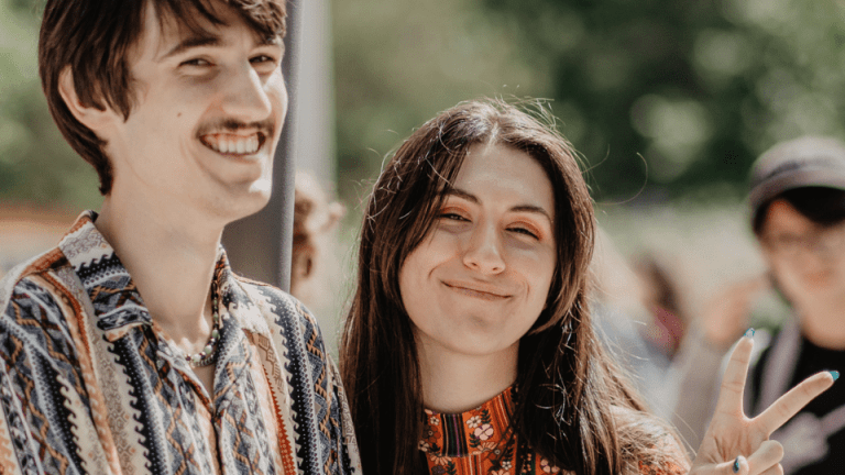 Deux étudiants sourient